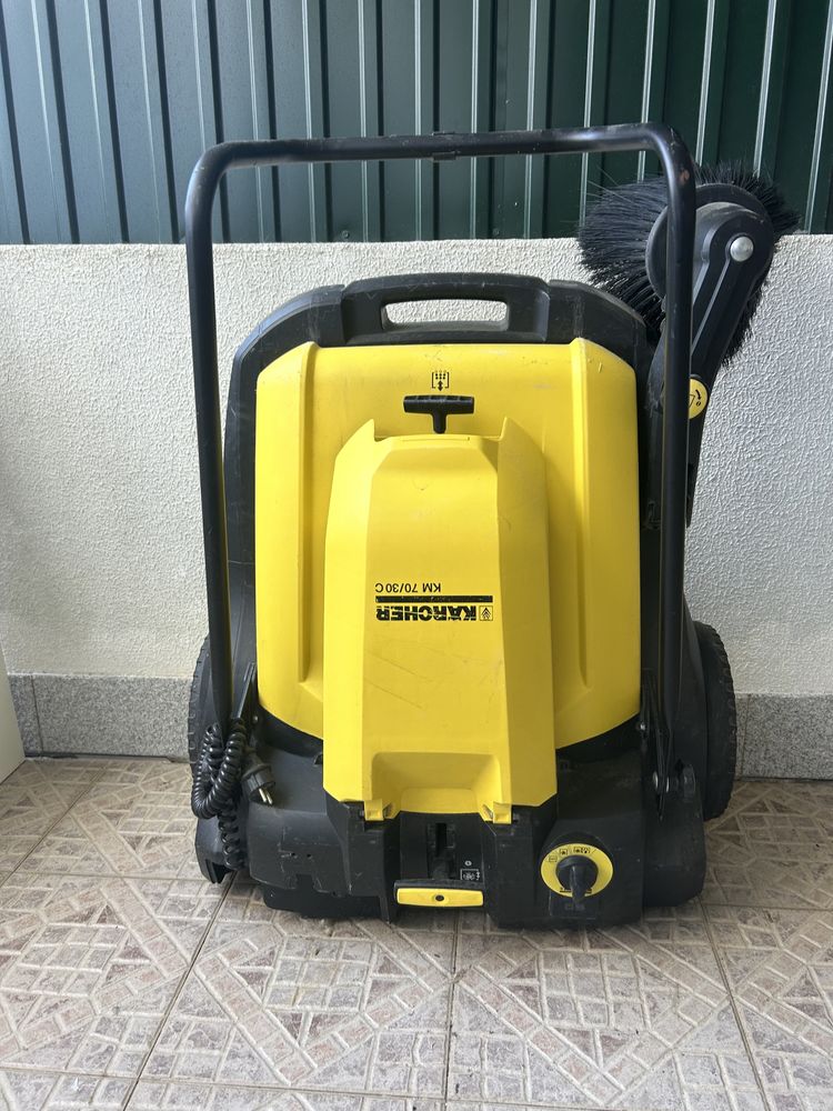 Varredora mecânica de pavimentos - Karcher KM 70/30C