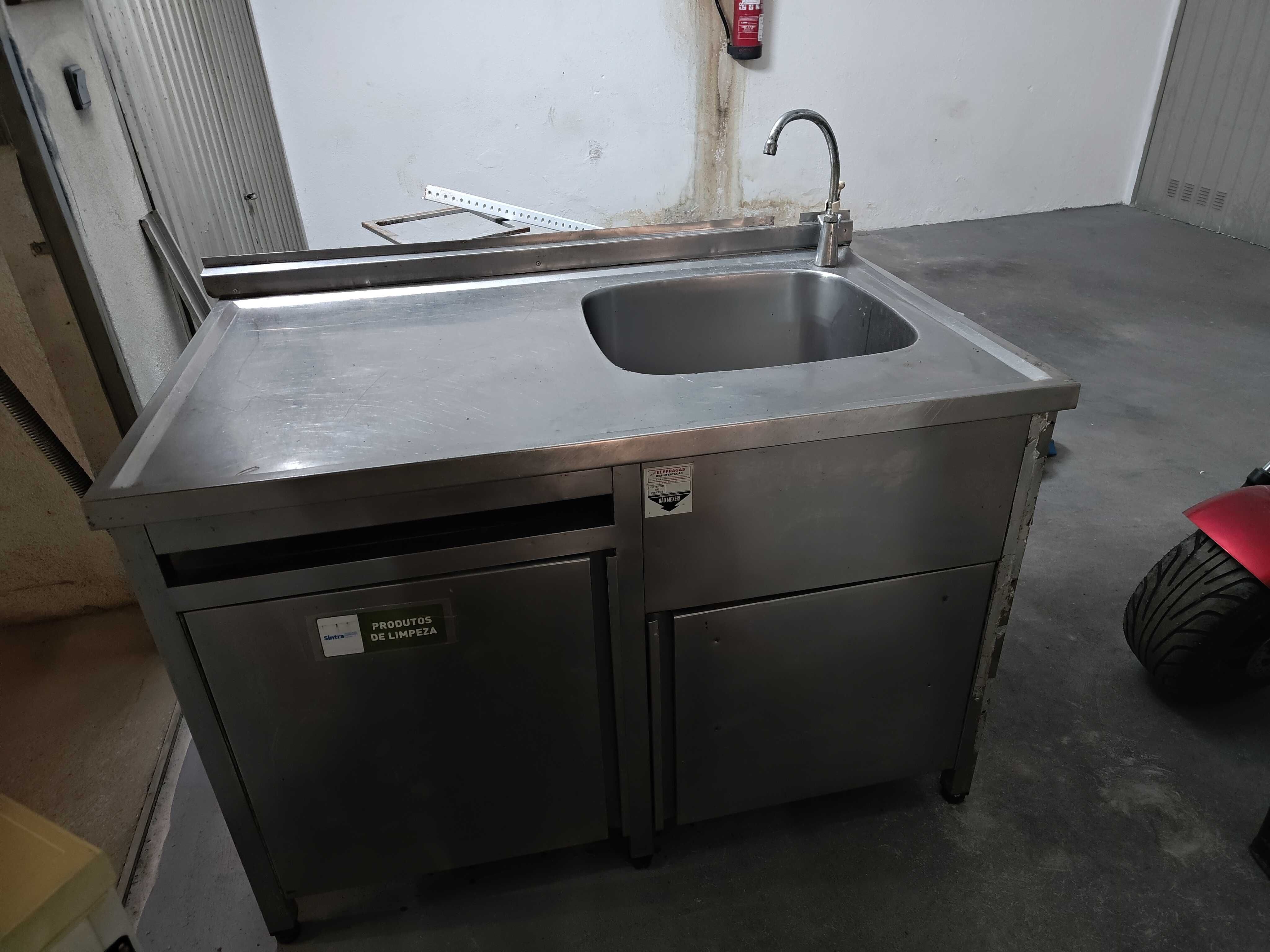 Movel de Inox com lava loiça com torneira