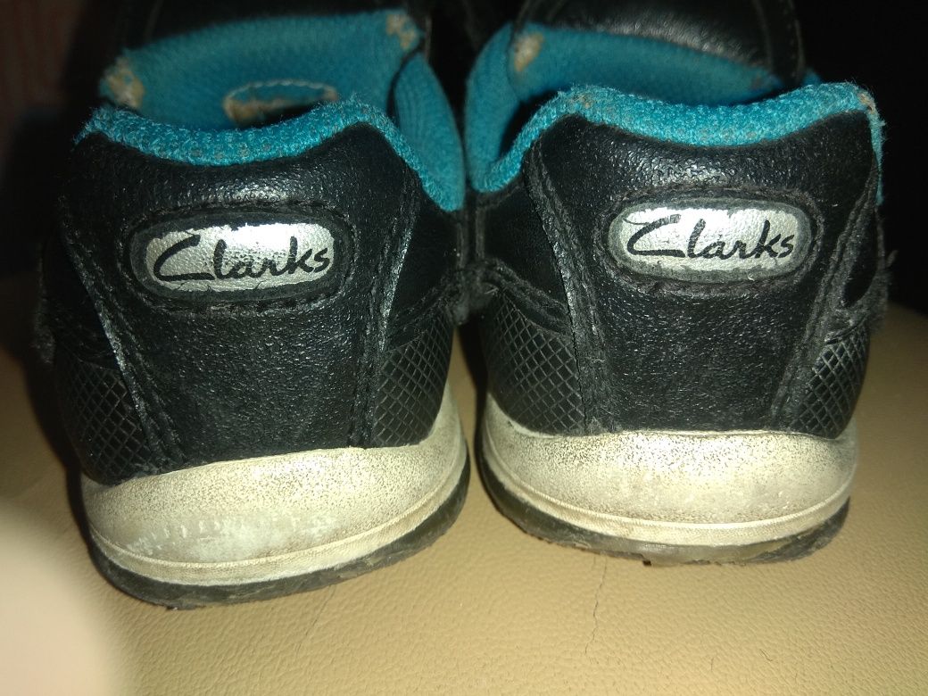 Кожаные кроссовки CLARKs