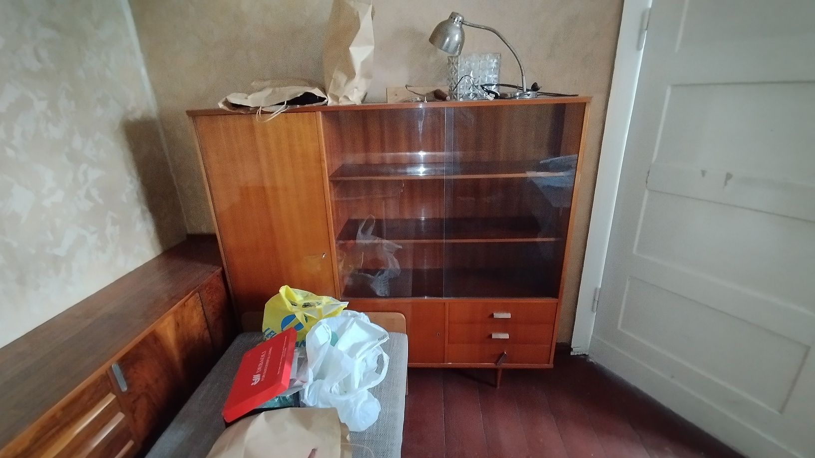 Kredens, wysoki połysk z czasów PRL