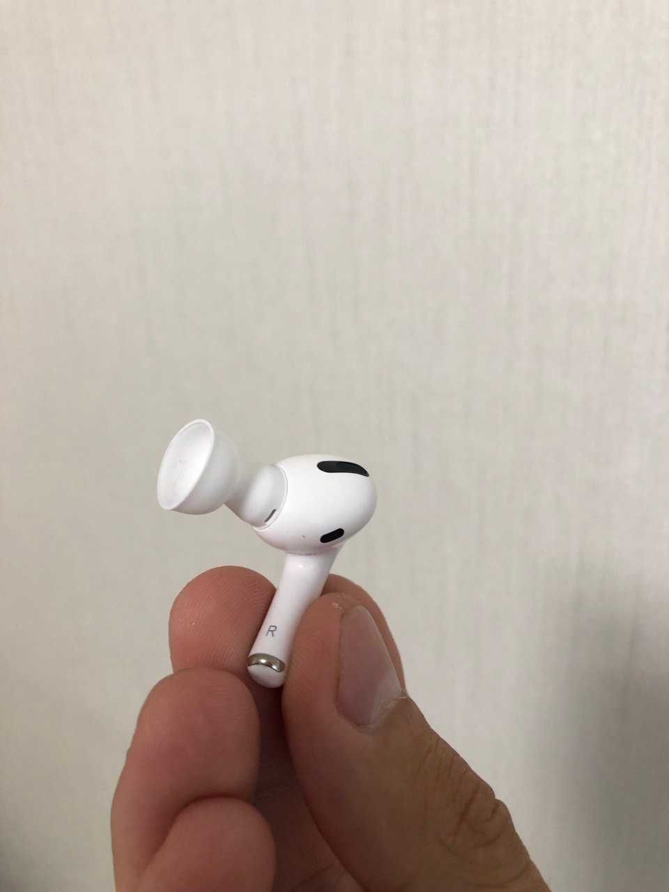 Наушники AirPods Pro без дефектів, повністю cправно працюють.