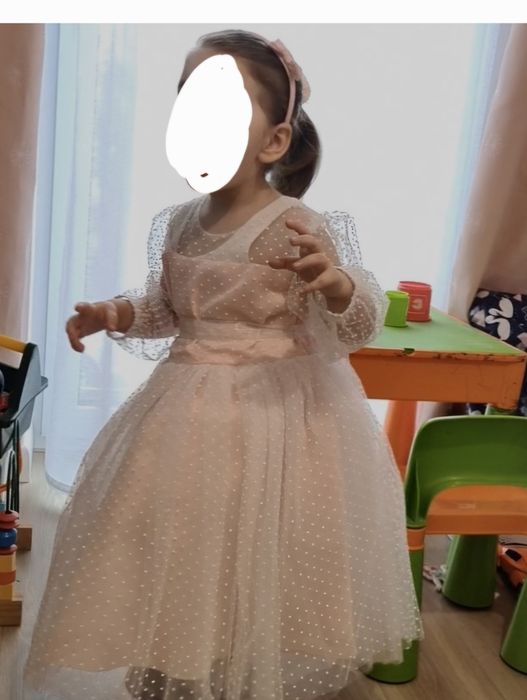 Piękna sukienka bladoróżowa z przezroczystymi rękawami i kokardą