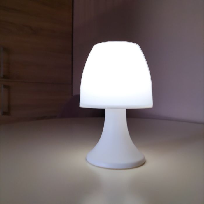 Nowa lampka na biurko Ikea