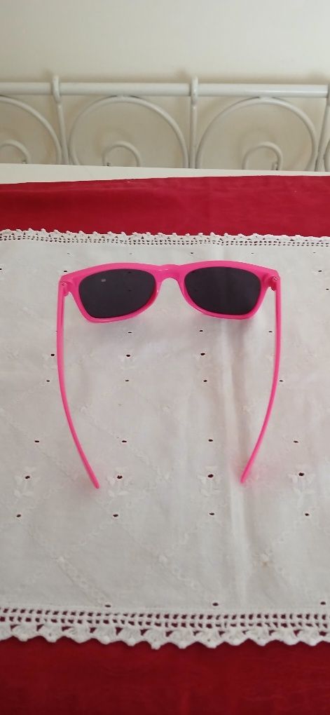 Óculos rosa, Moche, novos