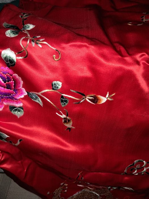 Colcha de cetim bordada