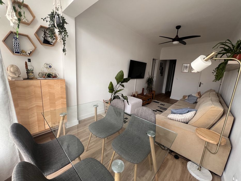 Apartamento T3 moderno e luminoso em Laranjeiro, Almada