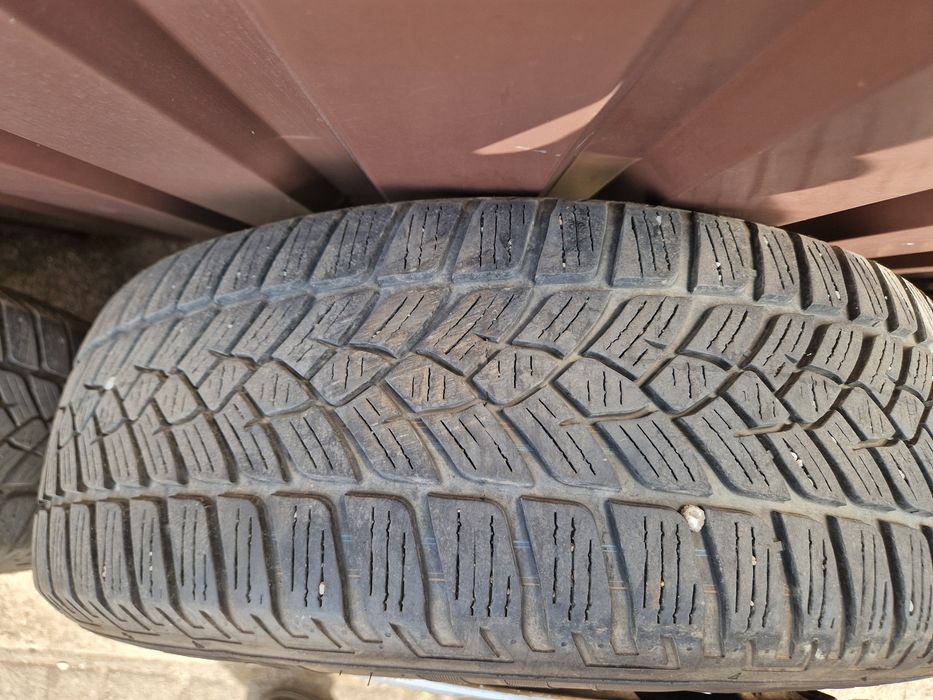 Sprzedam opony zimowe 215/65/16 z felgami 5X112  ET 33 i kołpakami VW