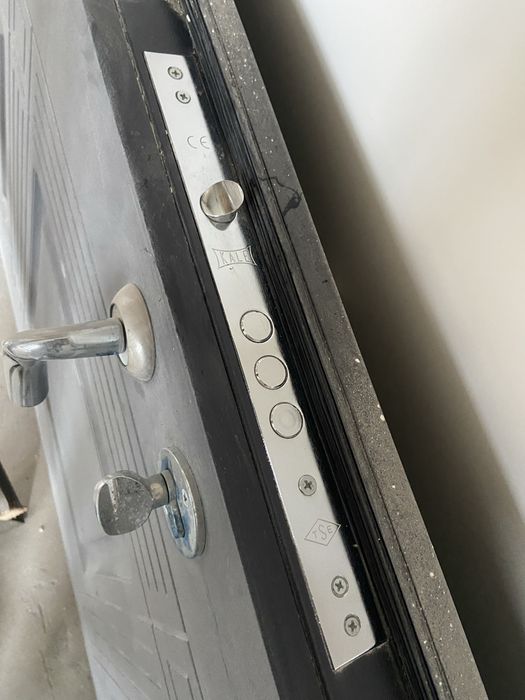 Двері металеві(броньовані) вхідні, колір антрацит