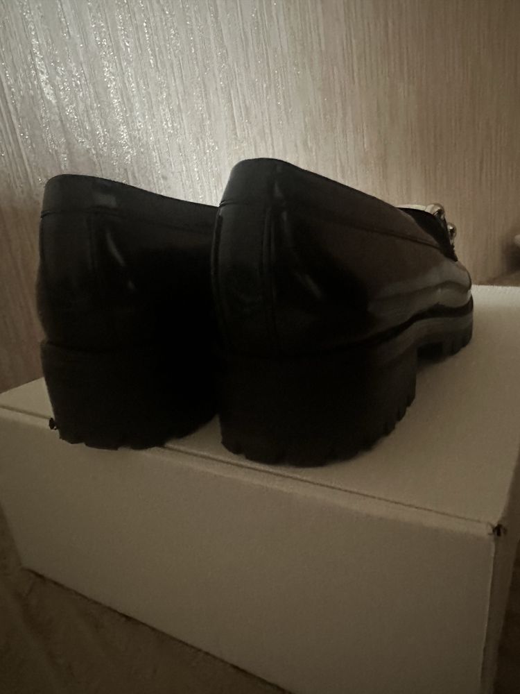 Лаковані лофери Zara