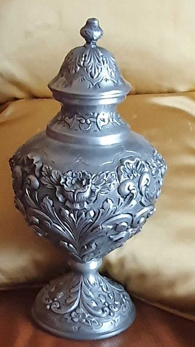 Pote em estanho, criação J. Dores.