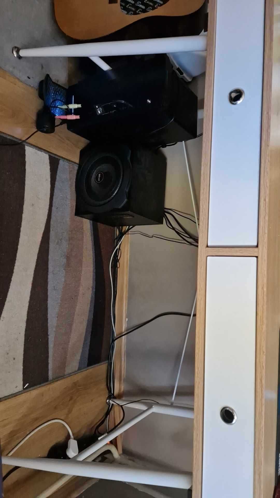 Biurko z miejscem na komputer