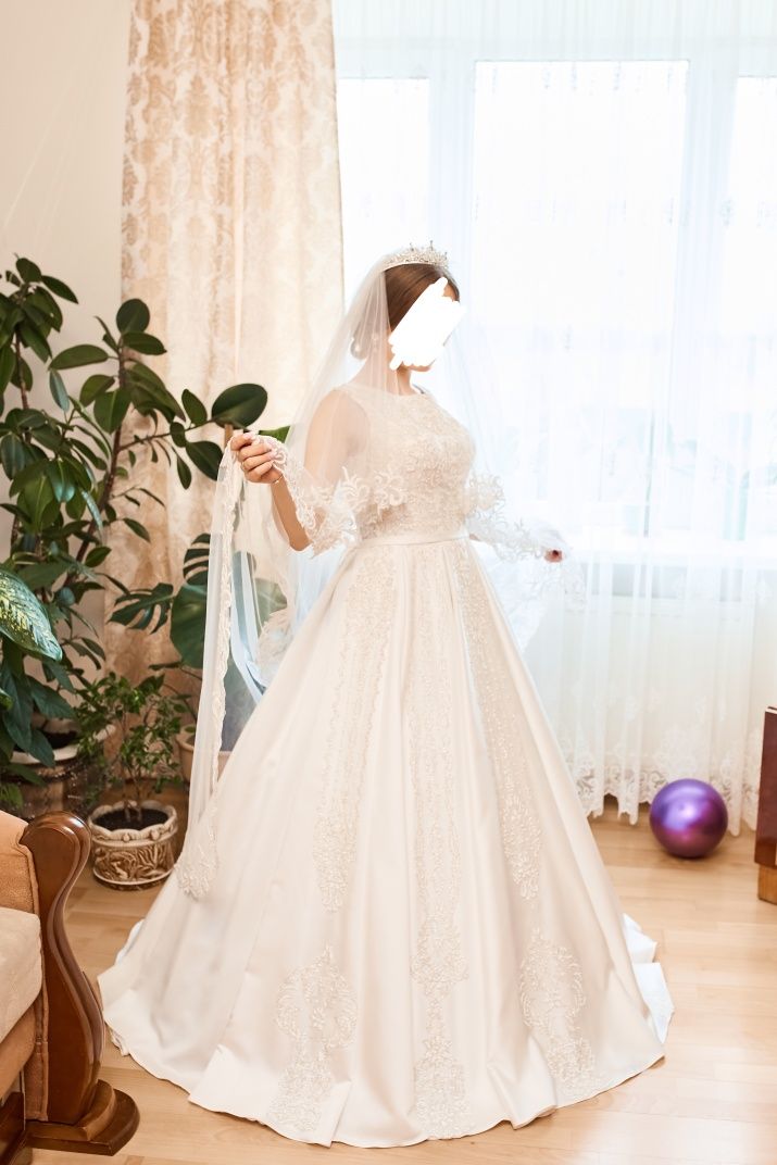 Дуже гарне весілльне плаття атласне біле, світловідбиваюче, свадебное