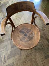 Stare brązowe krzesło