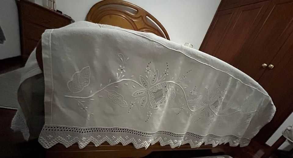 Colcha de casal, bordados da Lixa, renda e bordados feitos manualmente