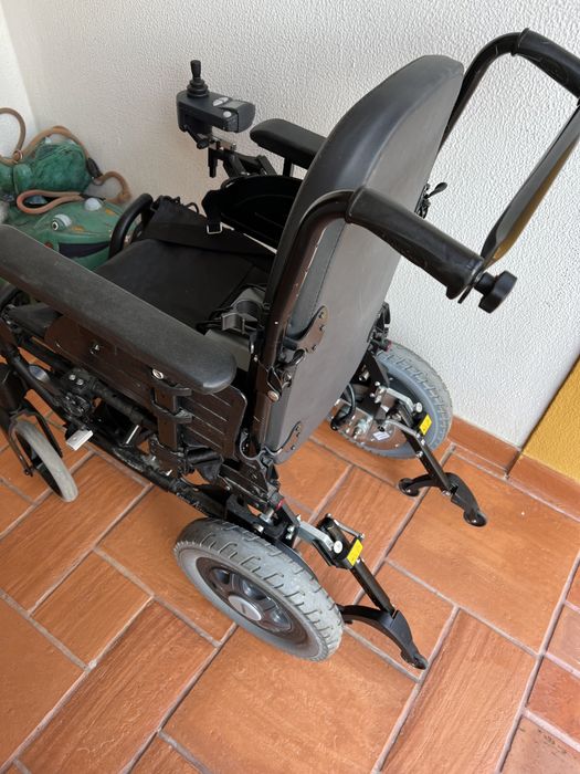Cadeira elétrica nova com roda manual e roda elétrica