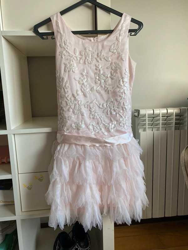 vestido cor-de-rosa com folhos