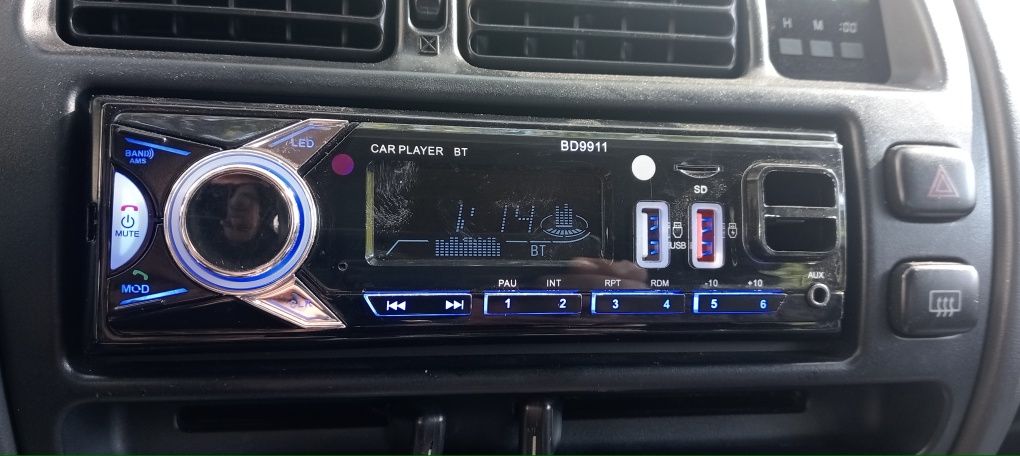 Auto rádio com Bluetooth estado de novo .