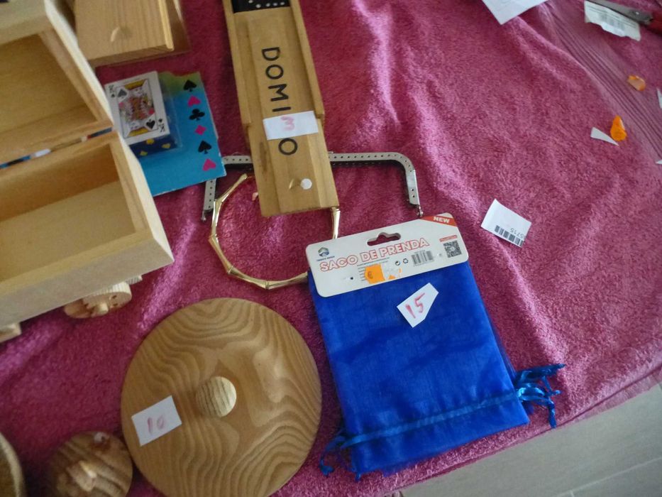 Diversas caixas e materiais para artesanato