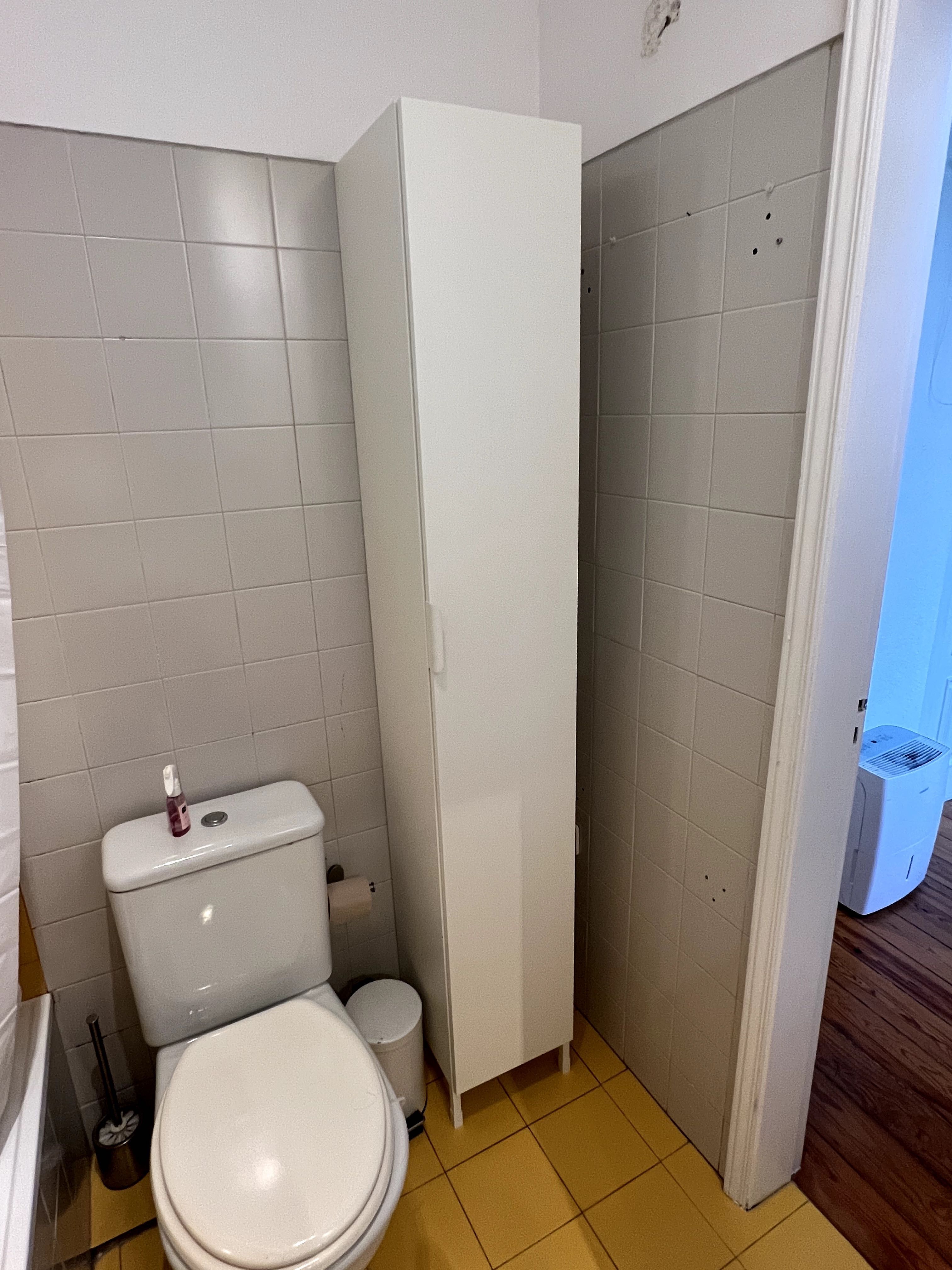 Móvel de casa de banho com porta, branco como novo