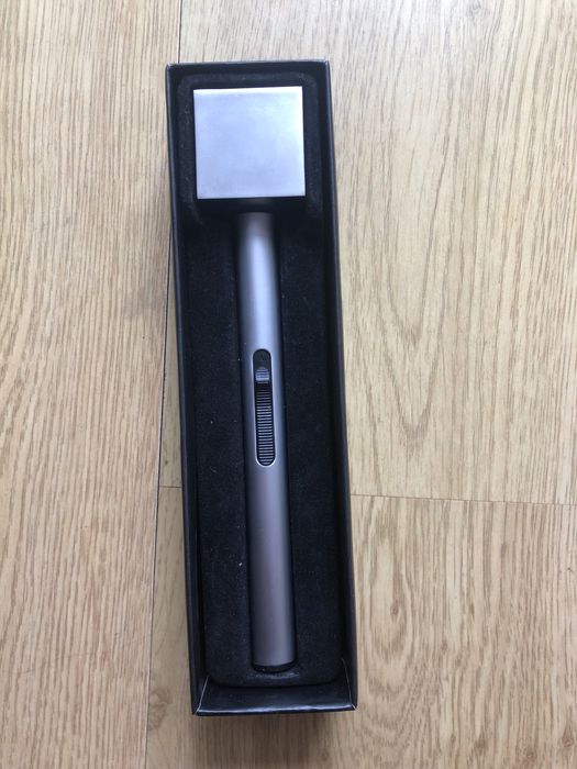 Designerska zapalniczka w formie młotka z podstawką. Limitowana!