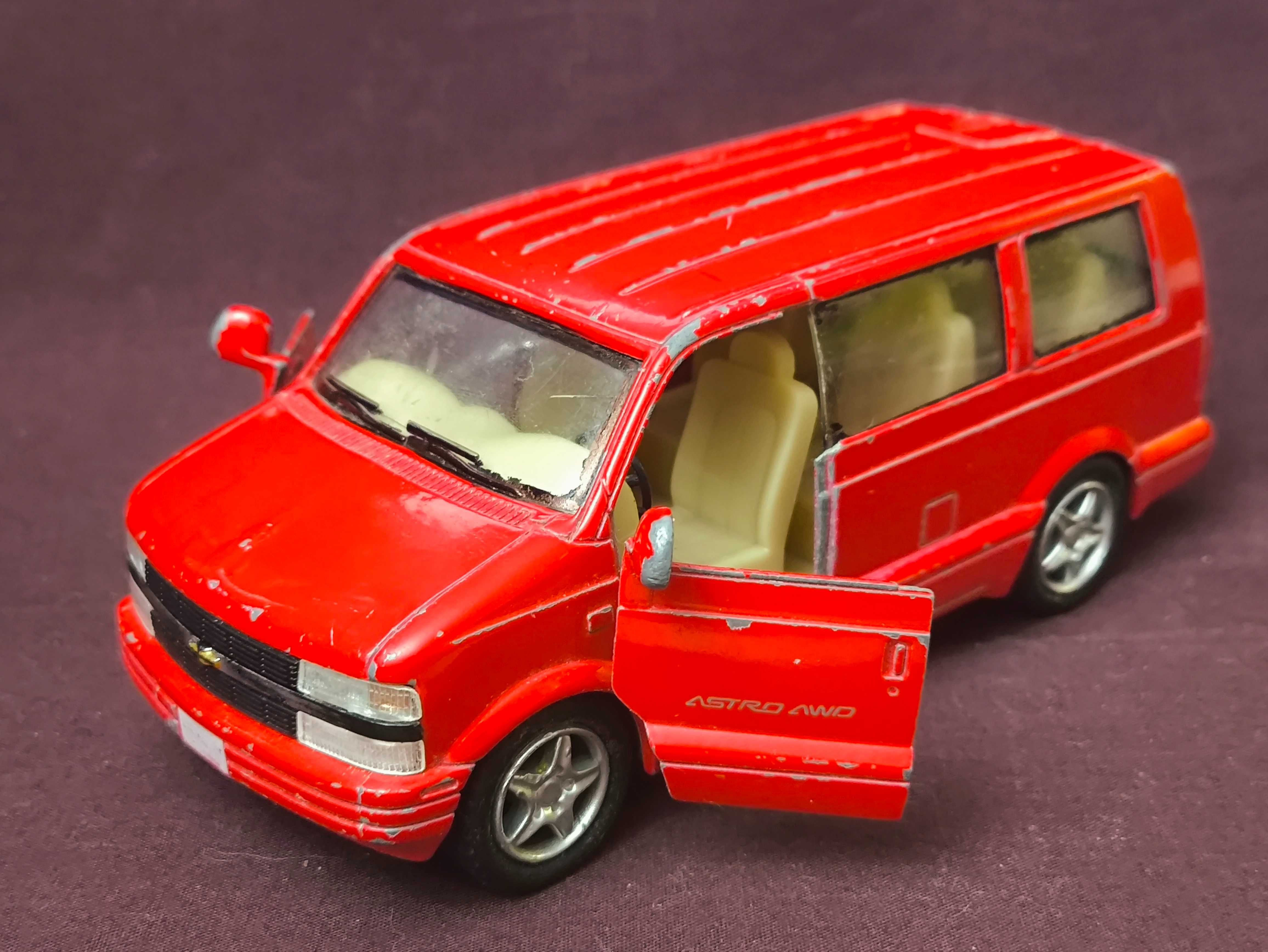 Машинка инерционная Astro Van 2001 1:38 Kinsmart Красная