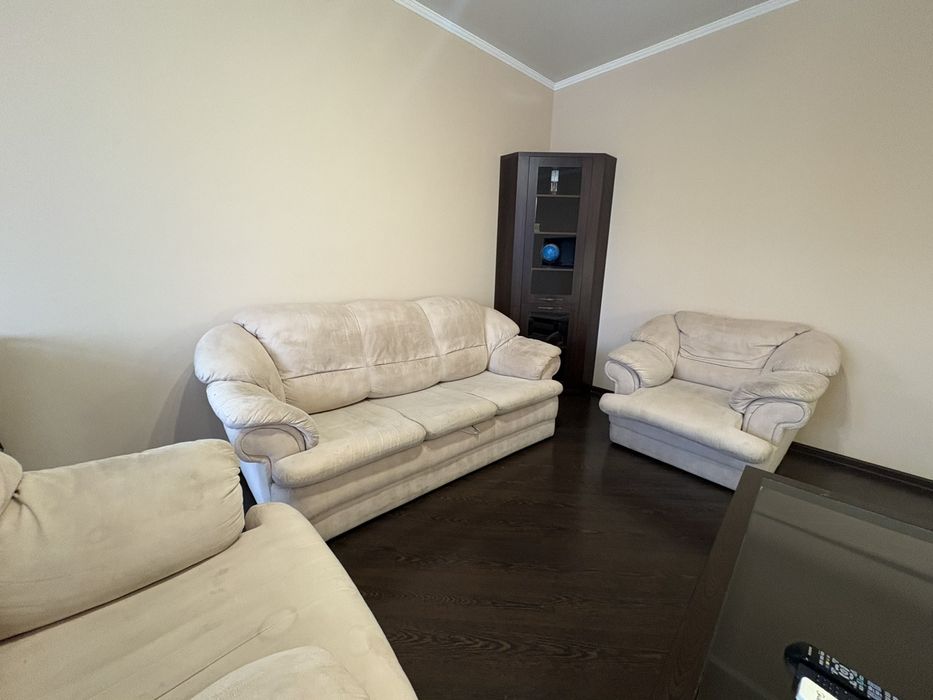 Диван и два кресла.