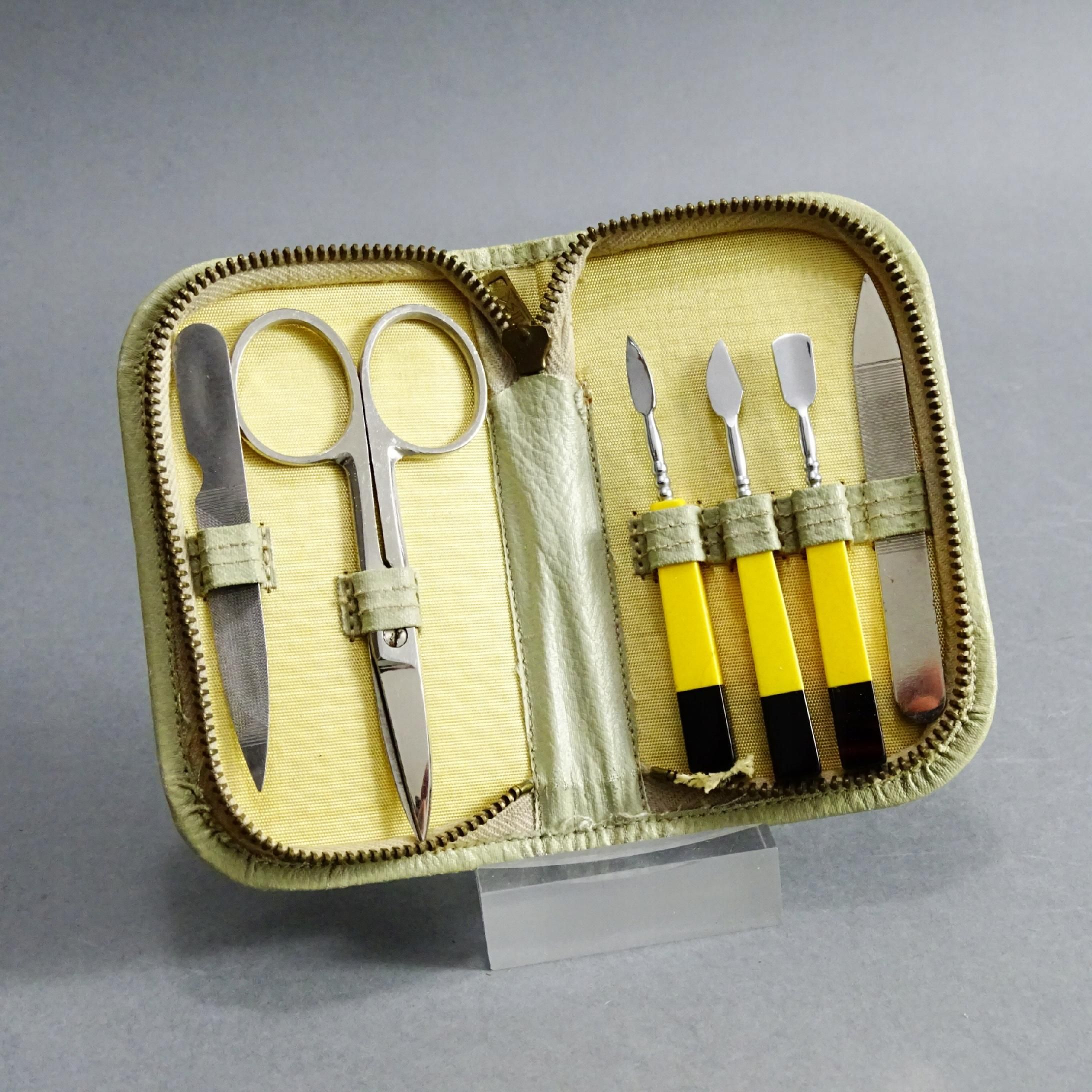 lata 60 zestaw kosmetyczny celluloid pilniczek nożyczki