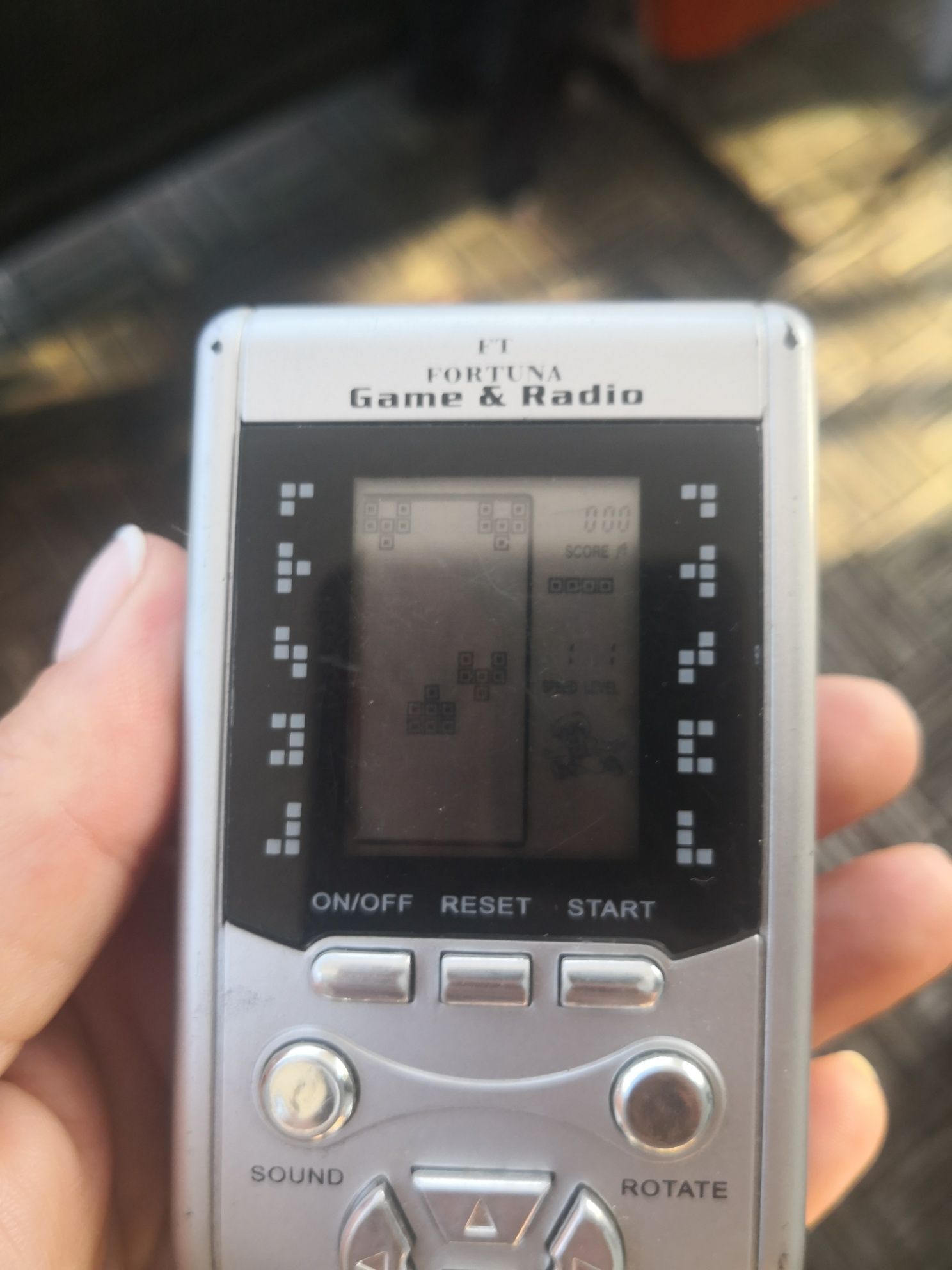 Gra elektroniczna tetris z radyjkiem
