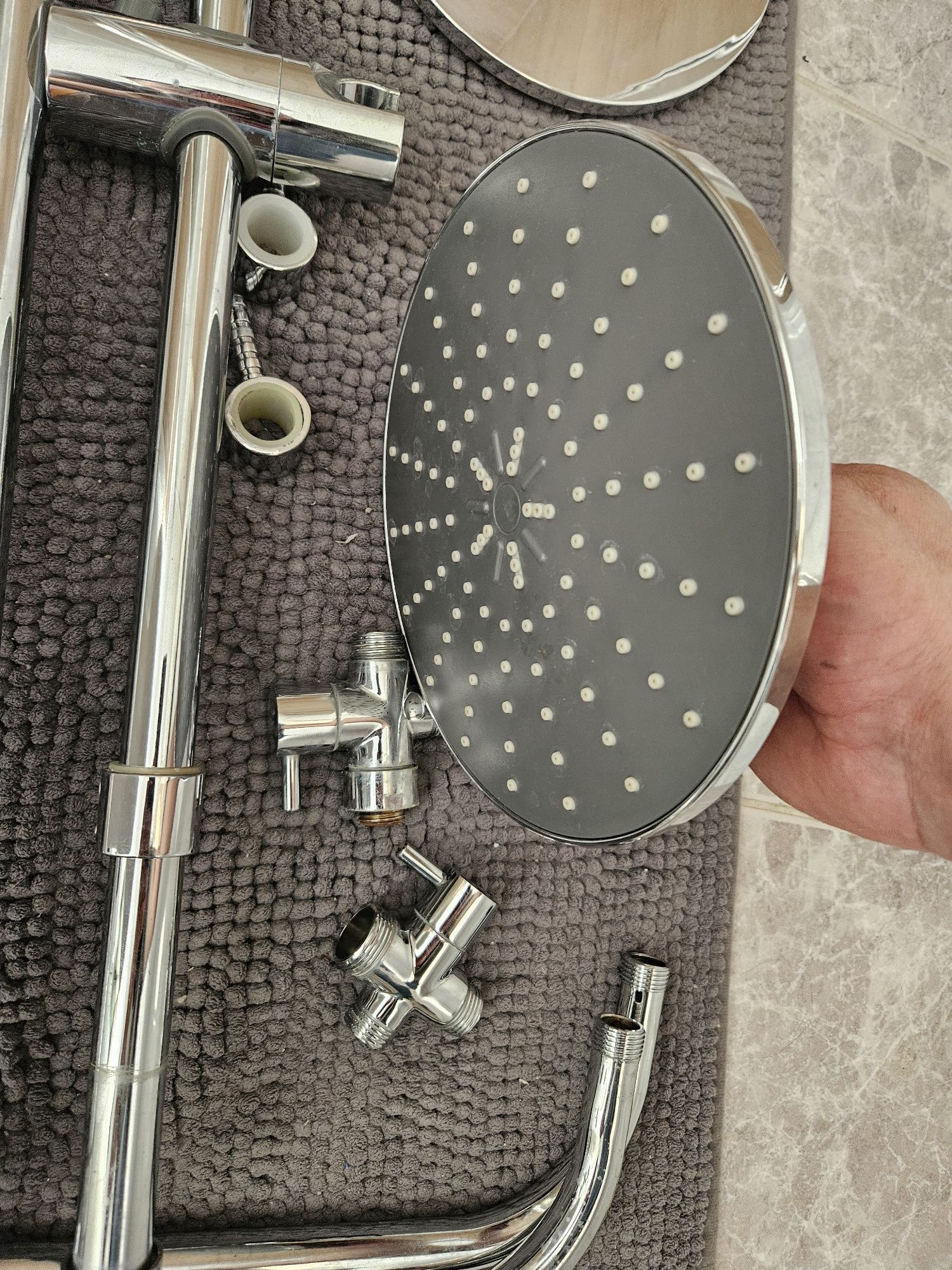 Conjunto de dois chuveiros com ligadores para mão de chuveiro.