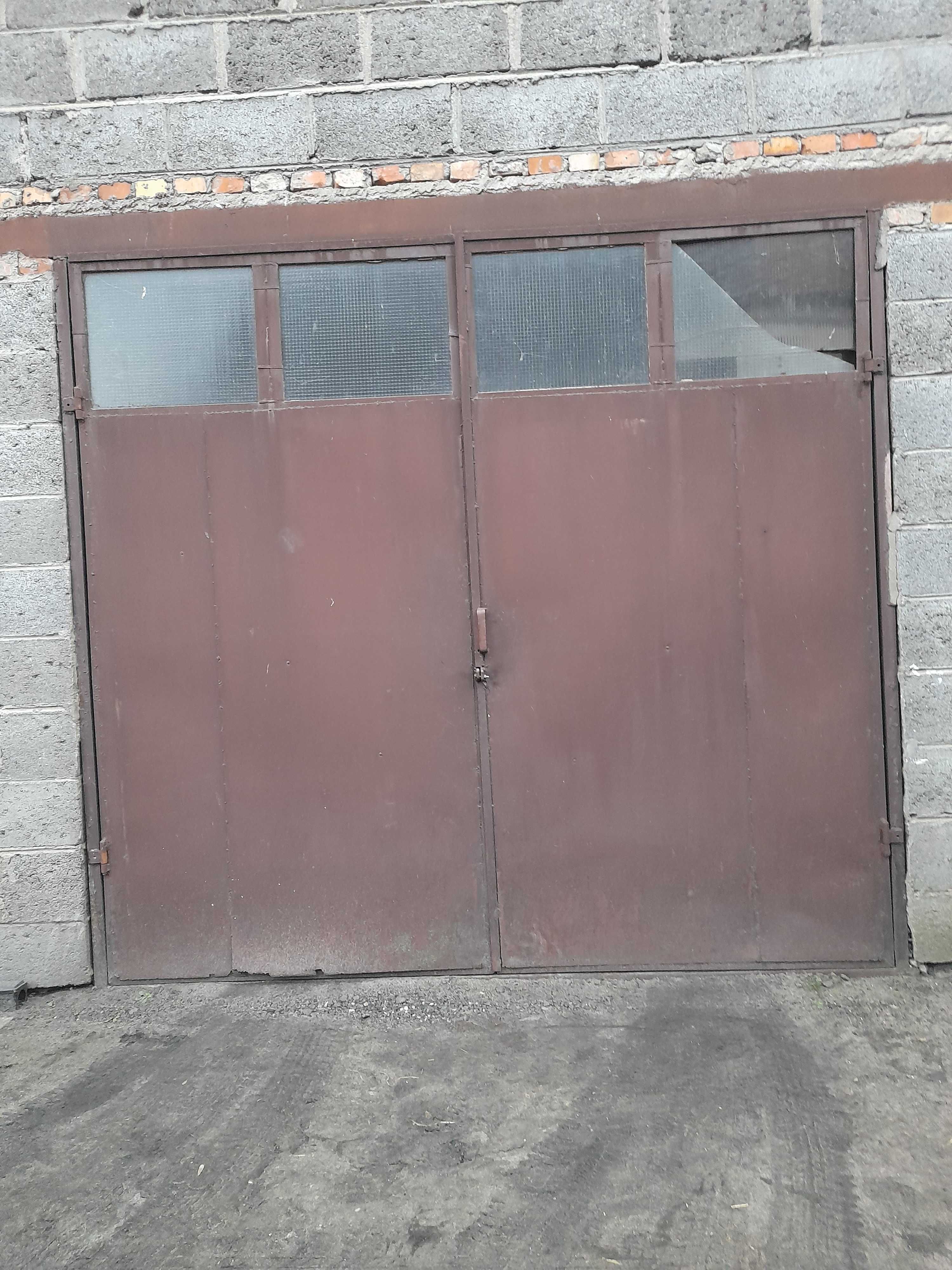 Drzwi garażowe dwuskrzydłowe