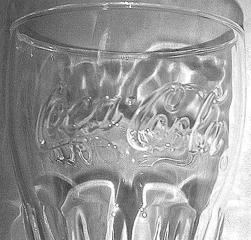 Kolekcjonerska SZKLANECZKA Wytłaczana Logo CocaCola Mała Przeźroczysta
