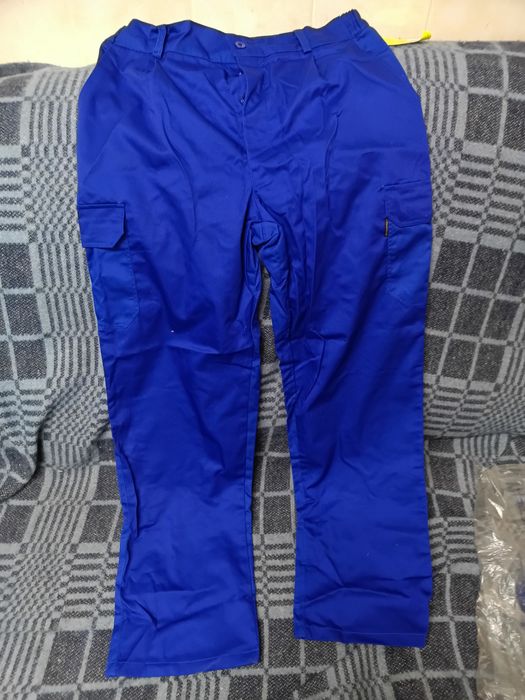 Одежда рабочая брюки и футболка.