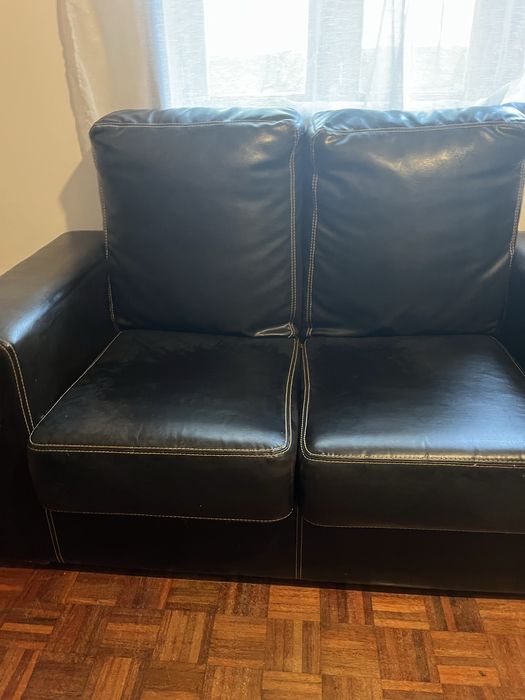 Conjunto de Sofas em couro preto em bom estado
