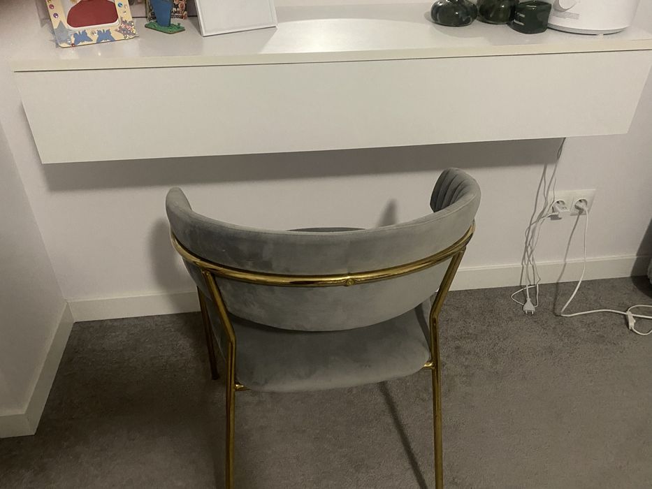 Toaletka biala wiszaca i krzeslo szare zlote nogi