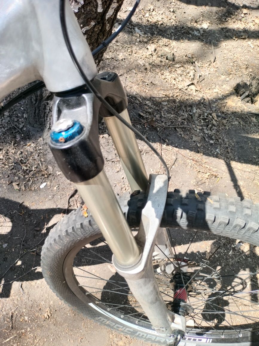 Giant Glory 2017 – DH/enduro – RockShox, SRAM, Moto C