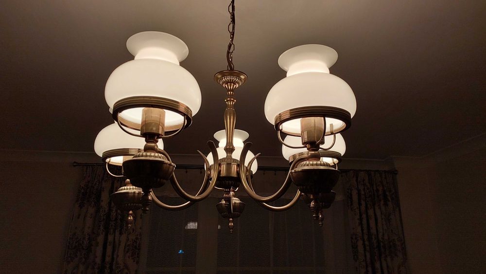 Żyrandol mosiężny, pięcioramienny z kloszami