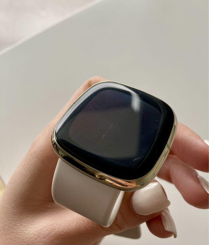 Smartwatch Fitbit Sense z ładowarką i nieużywaną opaską