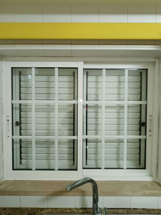 Janelas de alumínio e porta branco lacado