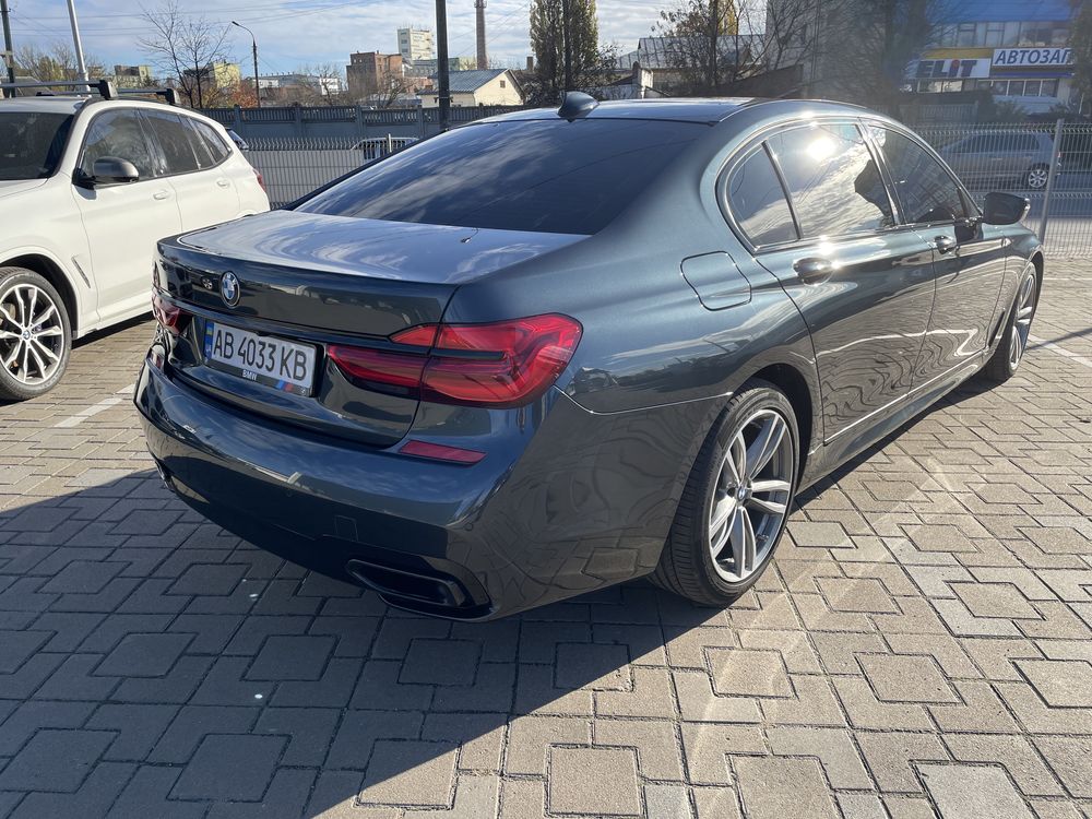 BMW 740i 2018 год выпуска