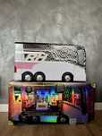 Autobus Rainbow High scena