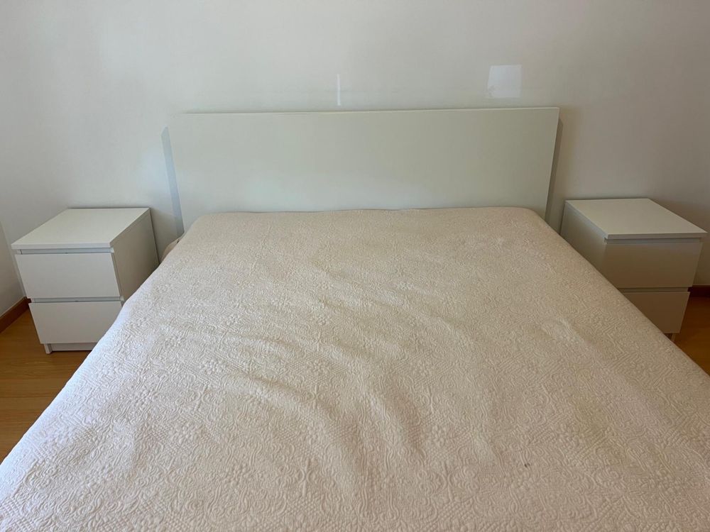 Cama ikea e mesas de cabeceira