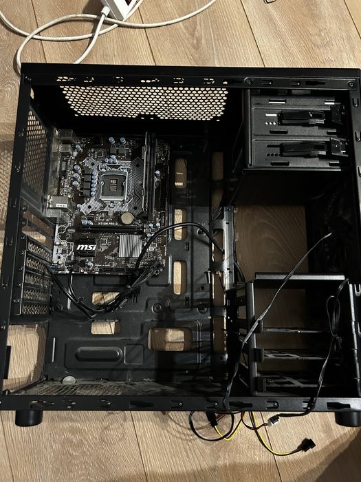 Obudowa do komputera wraz z USZKODZONA plyta glowna