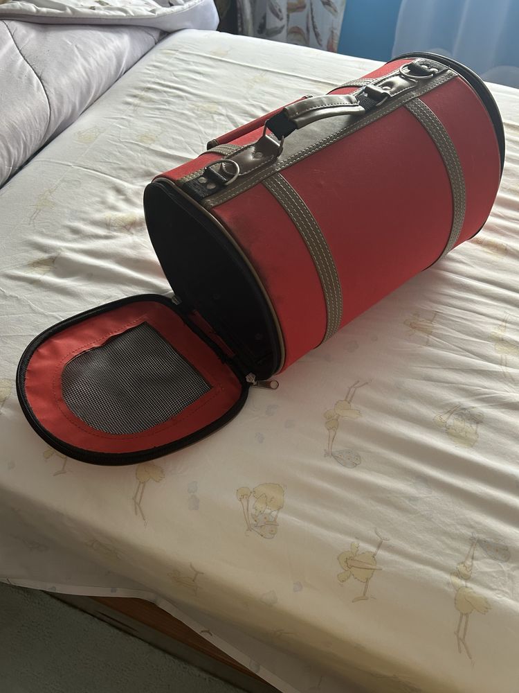 Caixa transportadora de gato vermelha