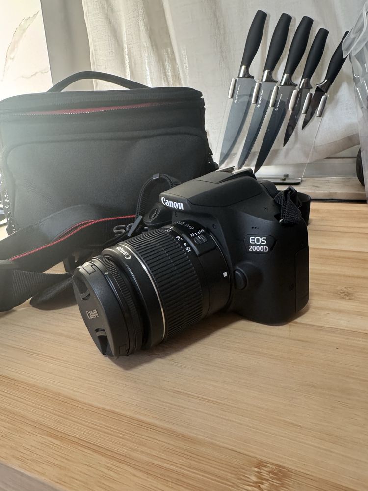 Canon EOS 2000D.