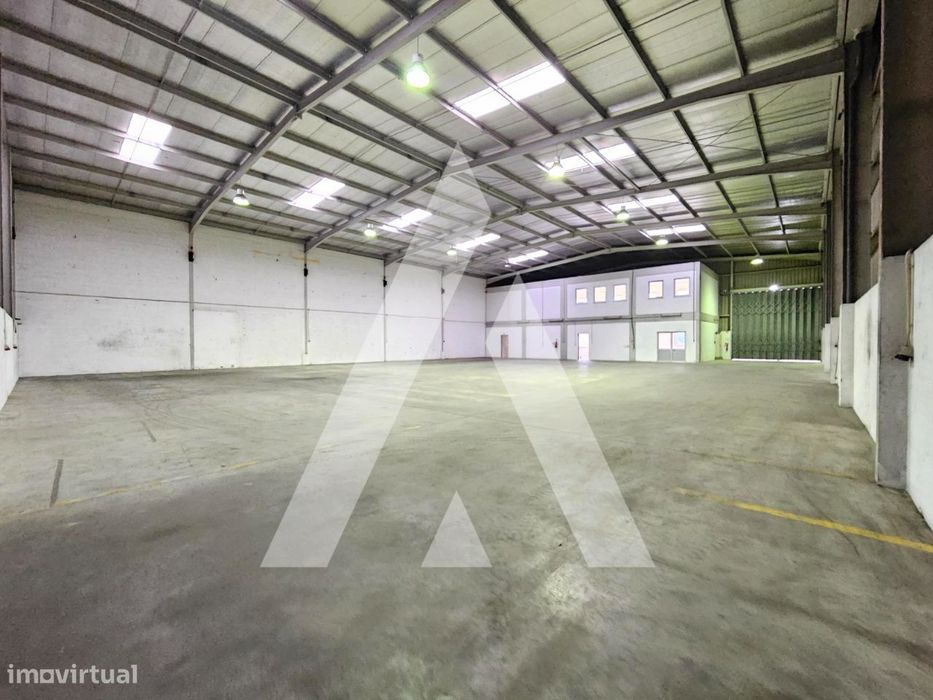 Armazém com dois pisos e balneários em Oiã