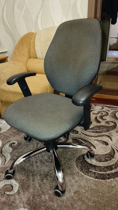 Крісло офісне/компьютерне