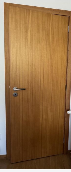 Portas em madeira tola, com aro, baguete, puxador e dobradiças