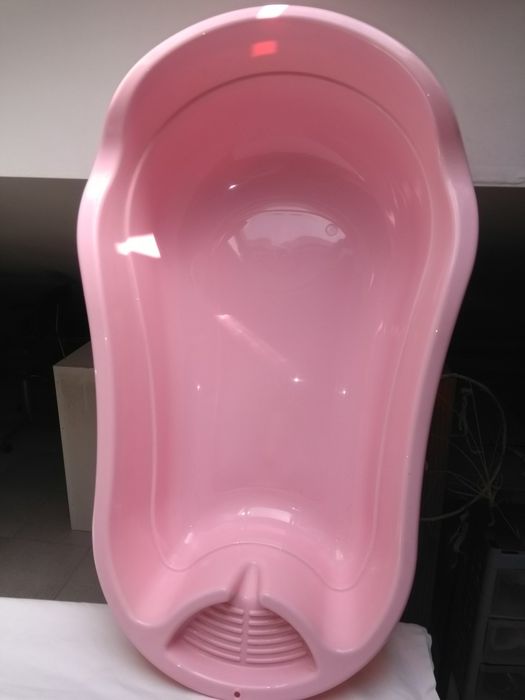 Banheira de bebê, côr de rosa.