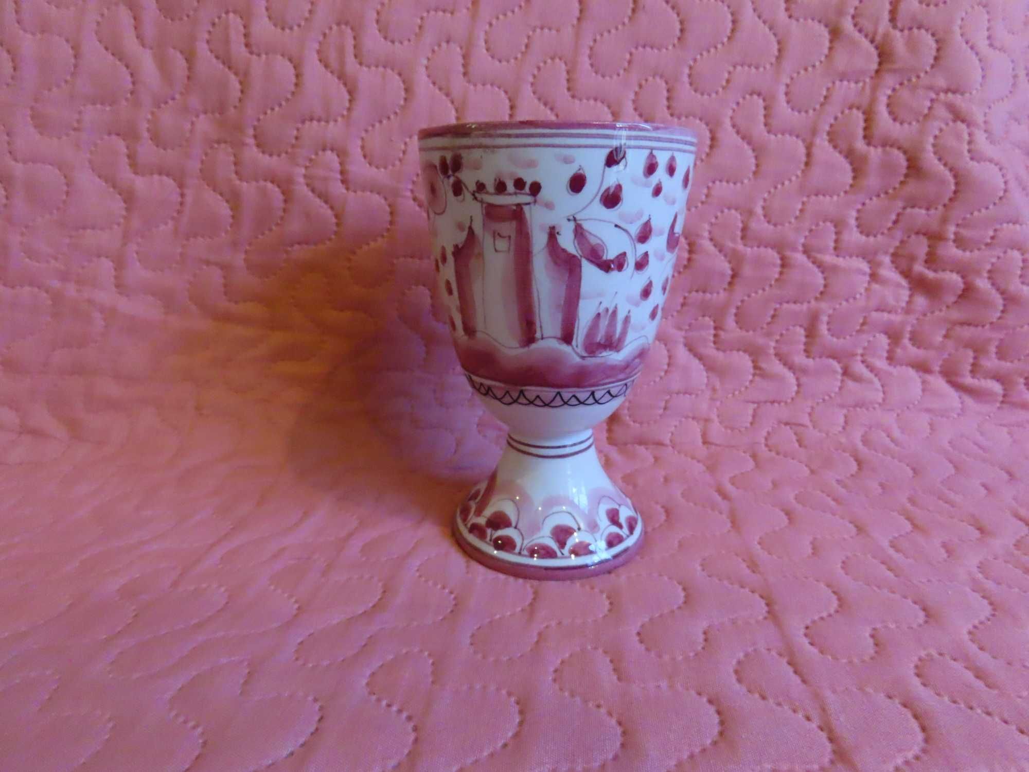 Cálice em cerâmica rústica, pintado à mão, tons rosa, altura 12,5 cm