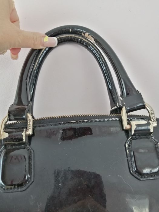 Czarna lakierowana torebka Guess